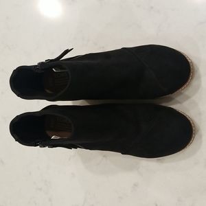 NWOT Toms Suede Wedge Side-Zip Boot Black Size: 9.5